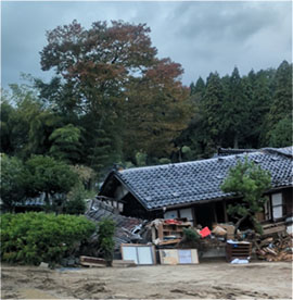 潰れたままの家屋